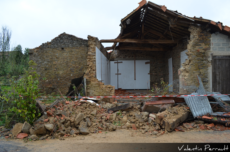 Dépendance partiellement détruite au coeur du village