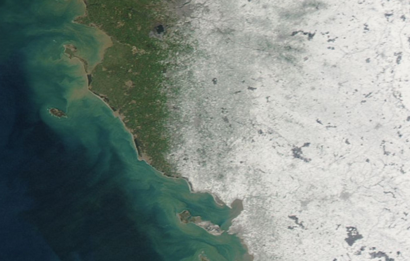 Image satellite MODIS du 7 février 2012 qui constate la couche de neige au sol (zone blanche)